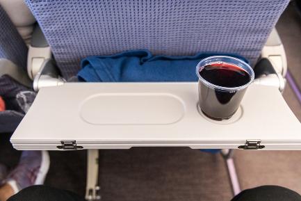 Читать статью Чем опасно пить алкоголь на борту самолёта?