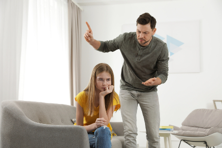 Читать статью "Что делать, если муж кричит на ребёнка?"