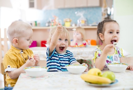 Читать статью "Что делать, если ребёнка с аллергией отказываются кормить по индивидуальному меню в детском саду?"
