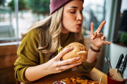 Читать статью "Дома лучше: привычка есть в ресторанах повышает риск смерти"