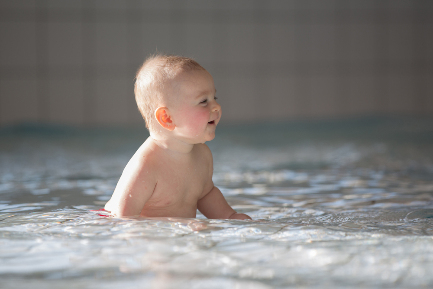 Читать статью "Грудничковое плавание: плюсы и минусы обучения плаванию новорождённых"