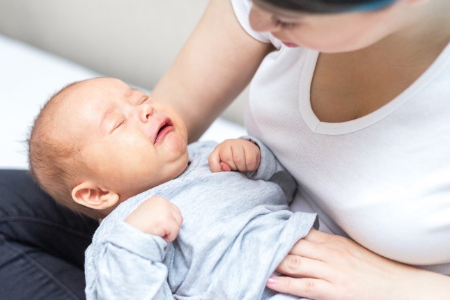 Новорожденный ребенок кряхтит: почему это происходит и что делать родителям