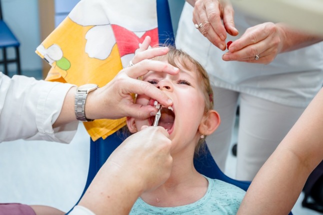 Почему гниют зубы у детей