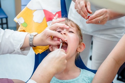 Читать статью "Как правильно удалять молочные зубы"