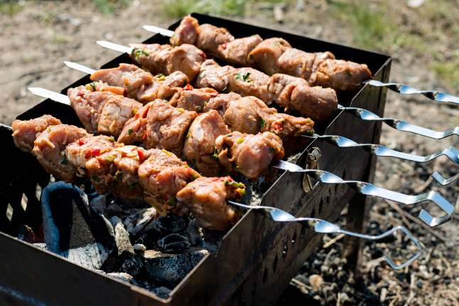 Читать статью Как правильно выбрать и замариновать мясо для шашлыка?