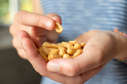 Читать статью "Как защитить ребёнка от аллергии на арахис в будущем?"