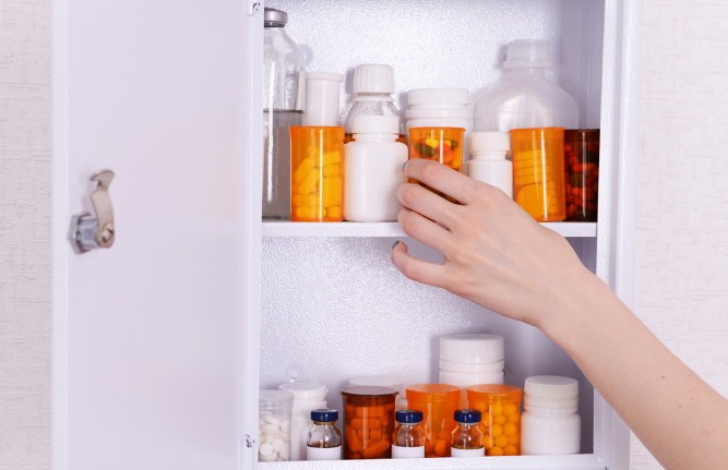 Читать статью Какие лекарства должны быть в аптечке во время пандемии COVID-19?