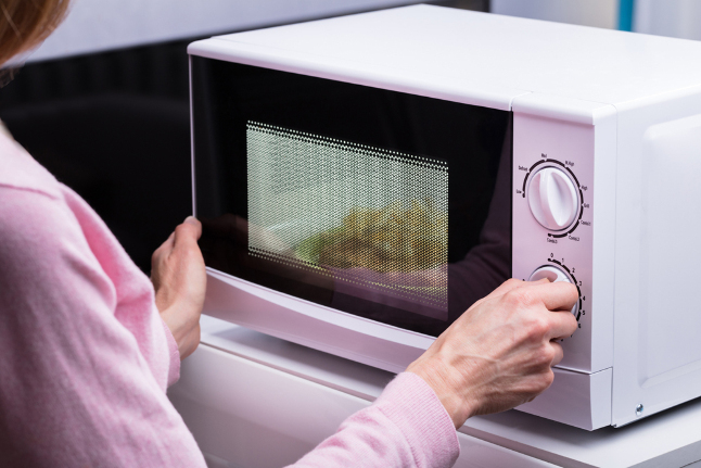 Читать статью Какие продукты нельзя разогревать в микроволновке?