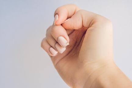 Читать статью "Ломкие ногти? Неприятный запах пота? Рассказываем, какой врач вам нужен"