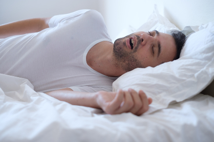 Читать статью Люди с нарушениями дыхания во сне тяжелее болеют пневмонией