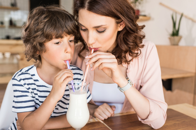 Читать статью Молочный коктейль — как из калорийного сделать полезный?