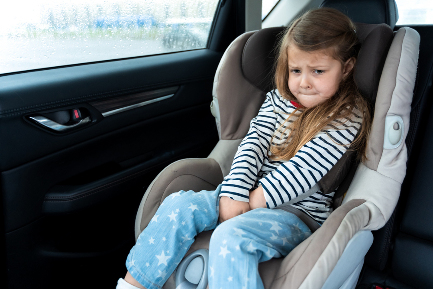 Читать статью Неприятные качели: что делать, если ребёнка укачивает в машине?