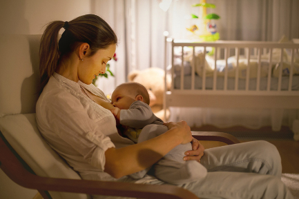 Читать статью Ночное кормление: сколько раз и нужно ли будить ребёнка?