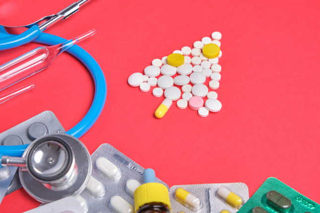Читать статью Новогодняя аптечка: какие лекарства приготовить заранее