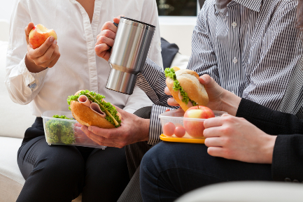 Читать статью "Офисный обед: как сделать его вкусным и полезным"