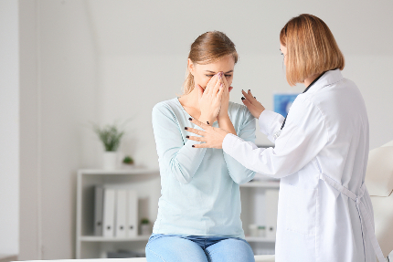 Женщина плачет на приеме у врача