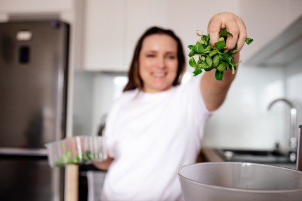 Женщина готовит с базиликом
