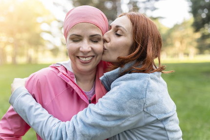 Женщина обнимает подругу с онкологией