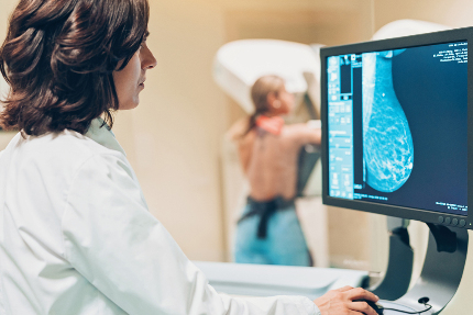 Женщина проходит маммографию