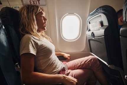 У женщины приступ паники в самолете.