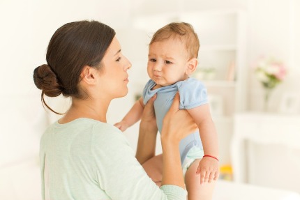 Как помочь грудничку при коликах - Статьи о детском питании от педиатров и экспертов МАМАКО