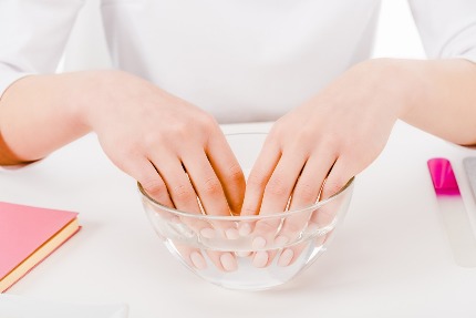 Женщина делает ванночку для ногтей