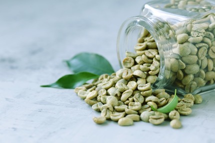 Зерна зеленого кофе в банке