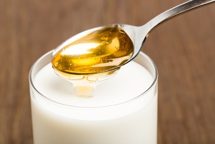 Пить теплое молоко с маслом рекомендовали врачи больным с легкой формой КВИ
