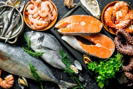 Разные виды рыбы и морских продуктов на столе