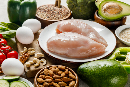 Продукты для сбалансированного рациона: курица, авокадо, орехи, яйца