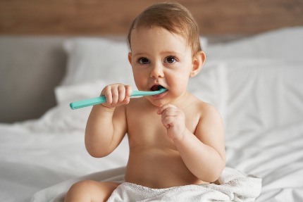 Маленький ребенок чистит зубы