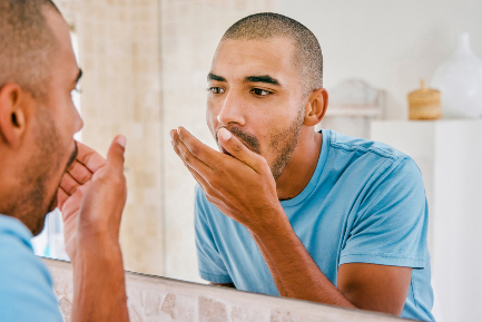 Читать статью "Плохо пахнет изо рта? Это может быть симптом рака"
