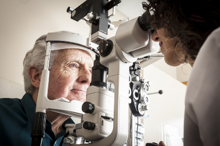 Читать статью "Помогает ли удаление катаракты вернуть зрение пожилым?"