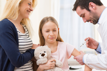 Читать статью Прививка от клещевого энцефалита детям: схема вакцинации и побочные эффекты