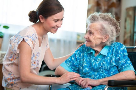 Читать статью "Система долговременного ухода за пожилыми появится в регионах"