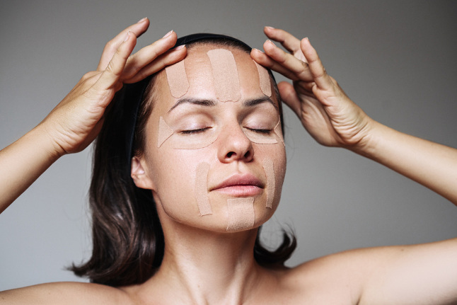 Тейпирование лица в домашних условиях: инструкция и противопоказания Читать статью Тейпирование лица в домашних условиях: инструкция и противопоказания