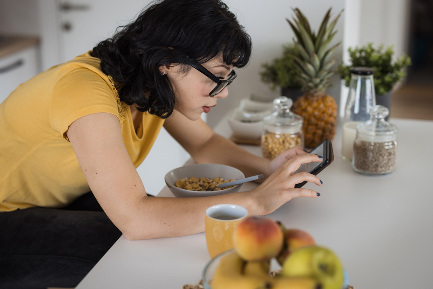 Читать статью "Тяжесть и изжога по утрам: три привычки, которые вредят желудку"