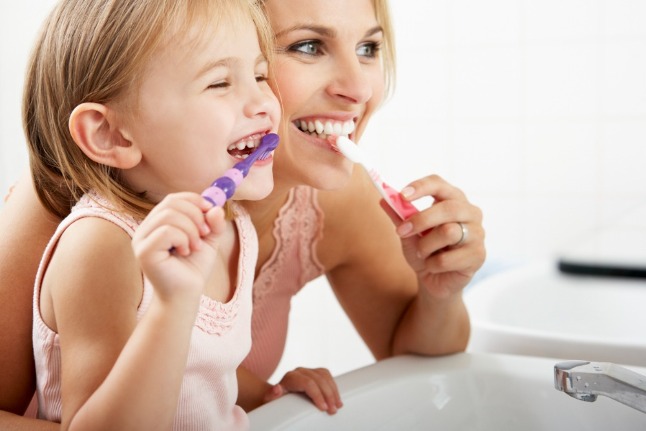 Изображения по запросу Ребенок чистит зубы