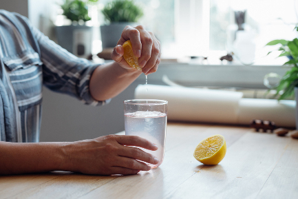 Читать статью "Вода с лимоном провоцирует рак? Врач предупредил о рисках самолечения"