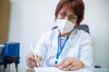 Читать статью Врачам предложили запретить писать рецепты от руки