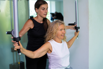 Читать статью Занятия в спортзале снижают риск остеопороза у женщин